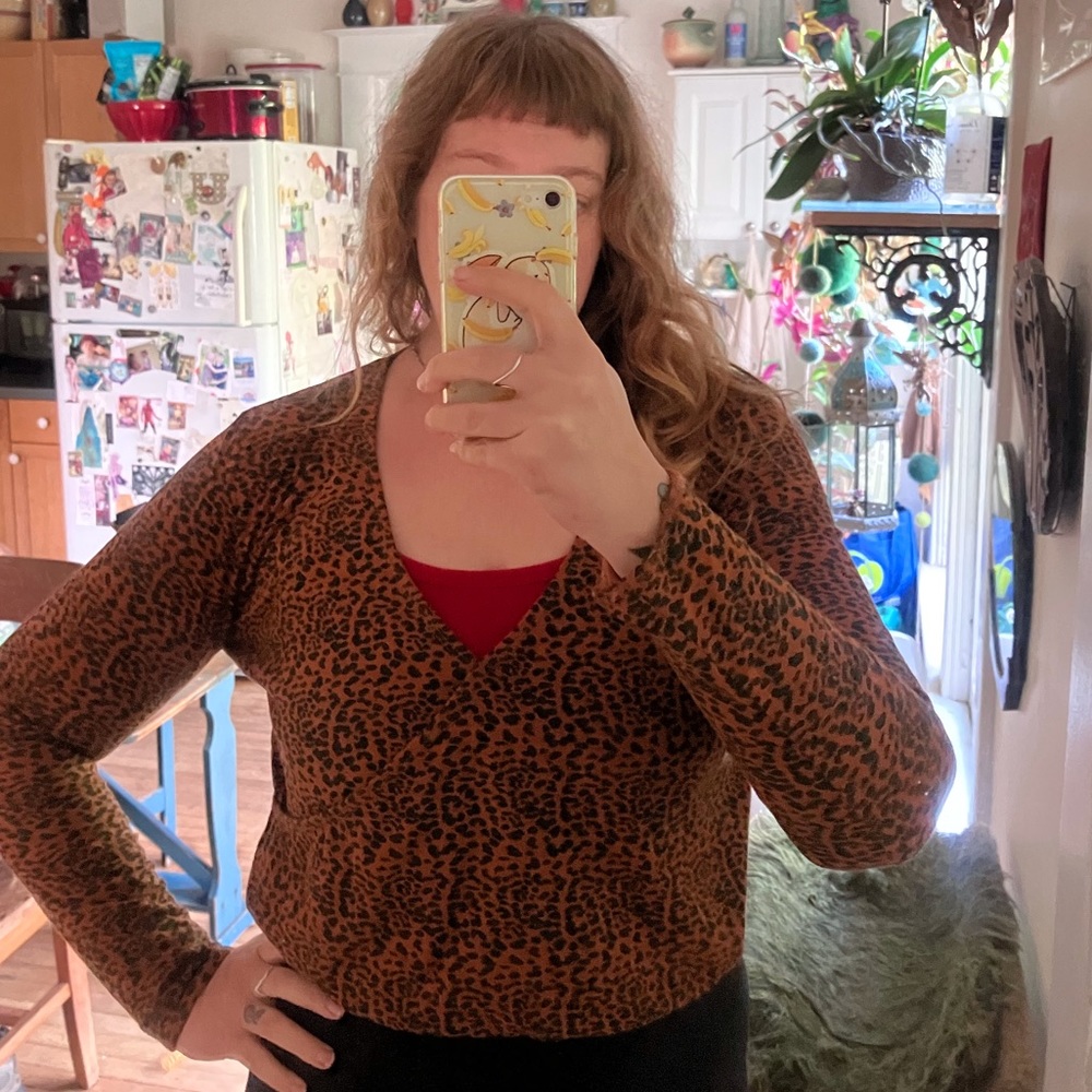 ππ€πLeopard Surplice Topππ€π - Picture 8 of 11